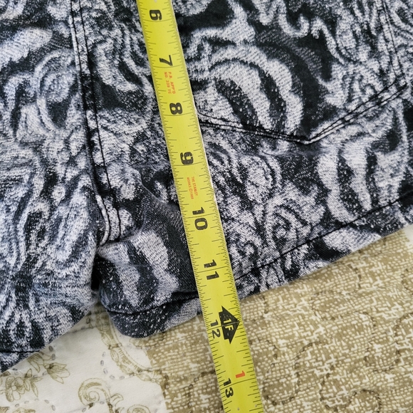 H&M Shorts with Side Embroidered Details - Picture 9 of 9